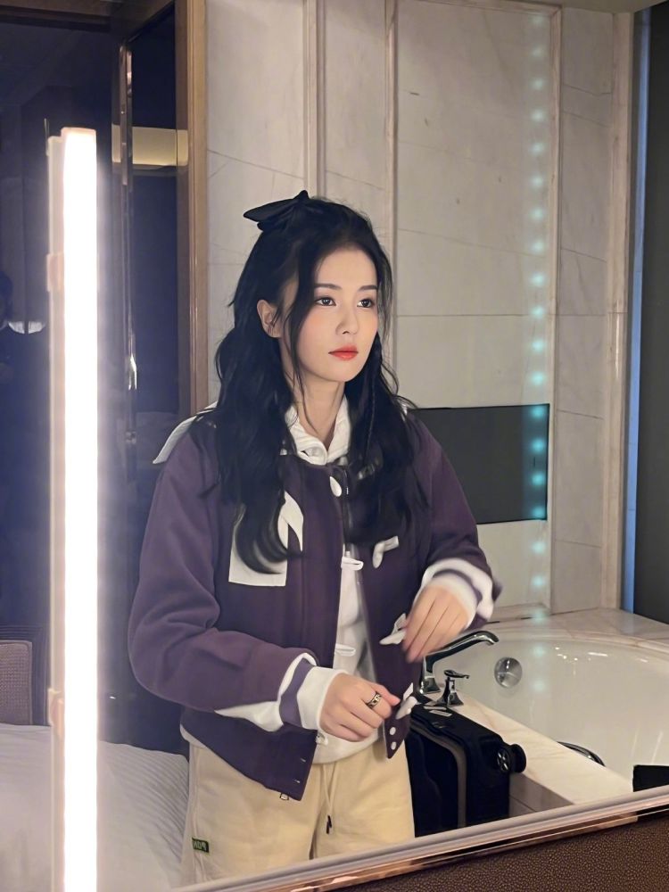 白鹿穿学院百褶裙像“未成年”!轻松打造甜美可爱风