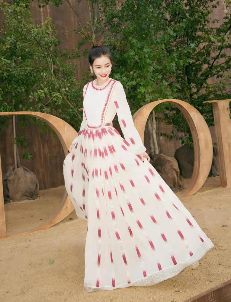 杨颖霍思燕隔空撞衫,同一款宫廷复古印花连衣裙谁穿更好看