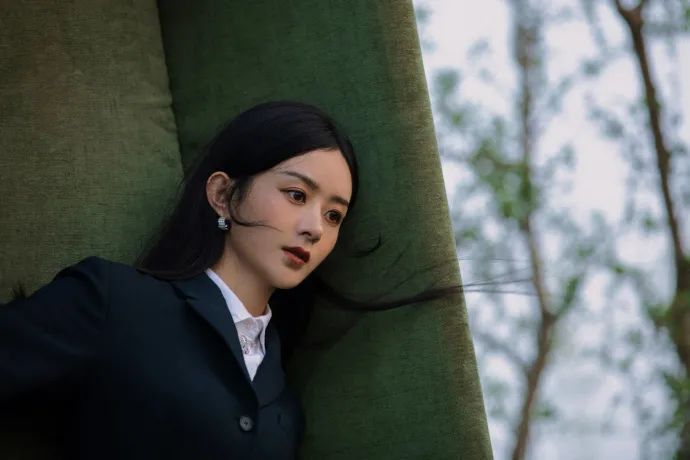 赵丽颖穿镂空毛衣搭配连衣裙，气质愈发大气从容