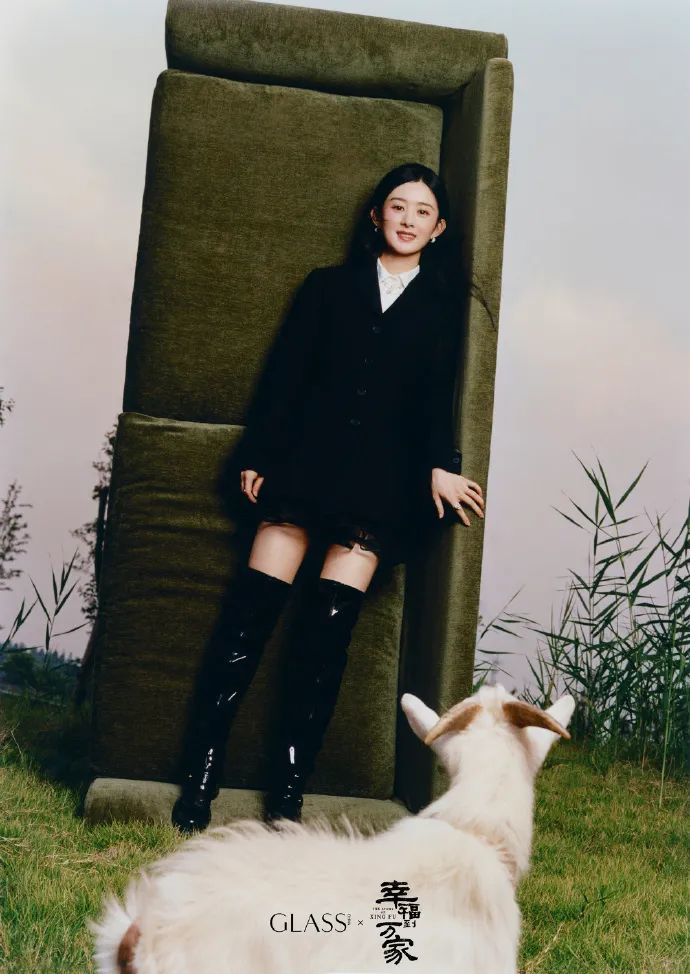 赵丽颖穿镂空毛衣搭配连衣裙，气质愈发大气从容