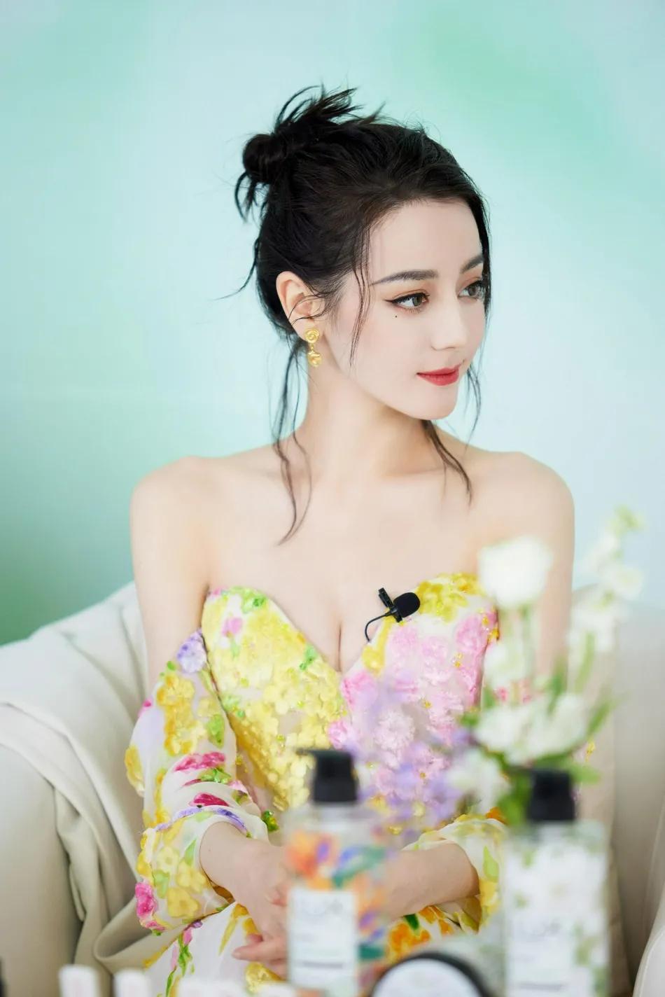 迪丽热巴穿抹胸碎花长裙变花仙子!性感撩人太美丽