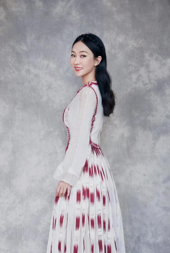 杨颖霍思燕隔空撞衫,同一款宫廷复古印花连衣裙谁穿更好看