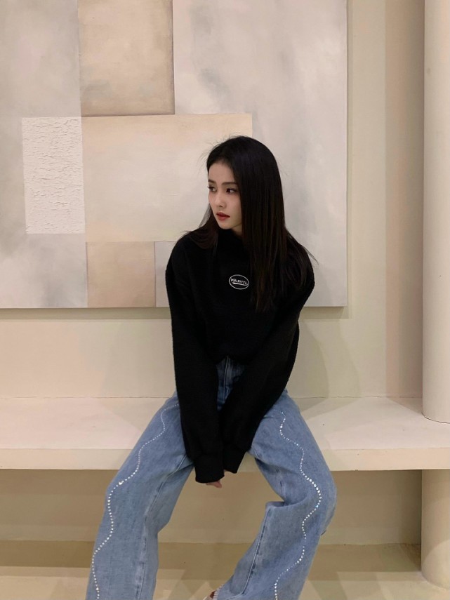 白鹿私服穿休闲卫衣穿出“港风美”，衣品越来越好了！