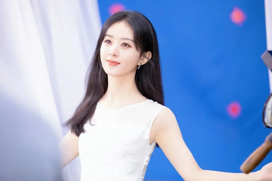 赵丽颖穿白纱裙温婉优雅!温婉优雅让人心动!