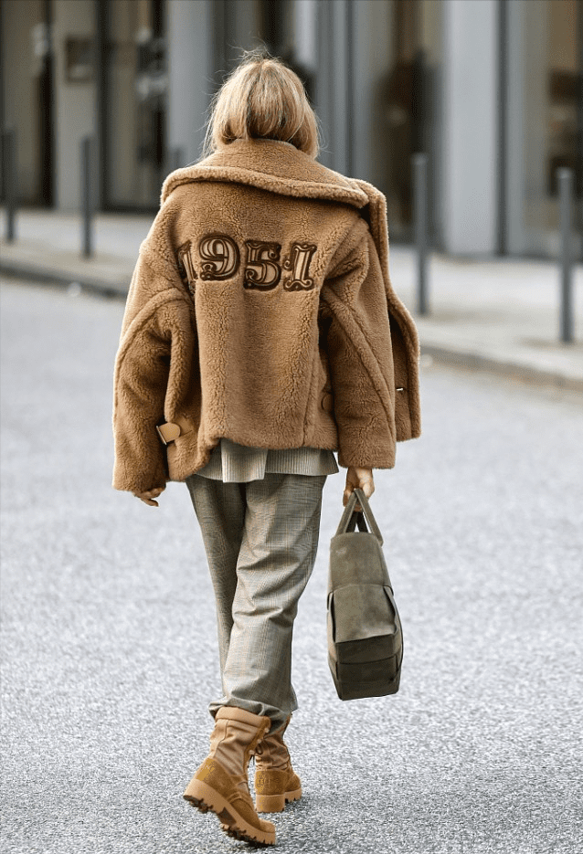 欧美街拍:今年冬季泰迪熊大衣,谁穿都显瘦好看