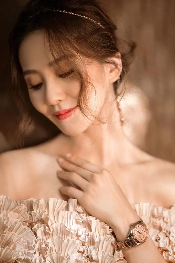 刘诗诗穿粉花抹胸裙秀香肩美背!性感甜美气质真好!