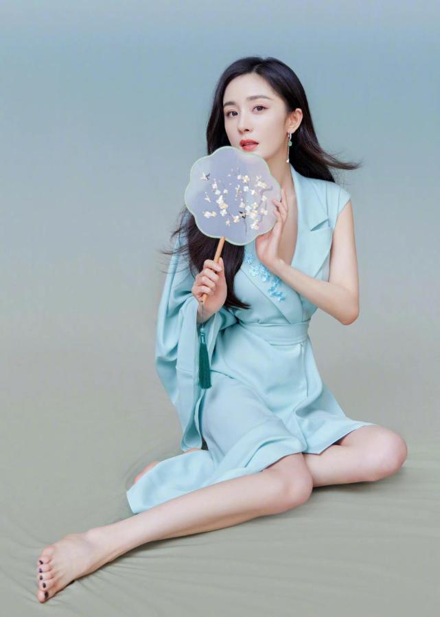 杨幂晒最新国风美妆造型，白皙光滑肤若凝脂，美腿美足女人味浓郁