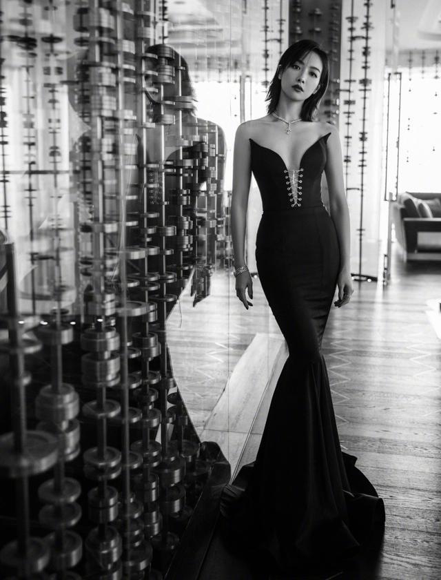 宋茜穿低胸裙开叉到腹部，凹凸感太性感了