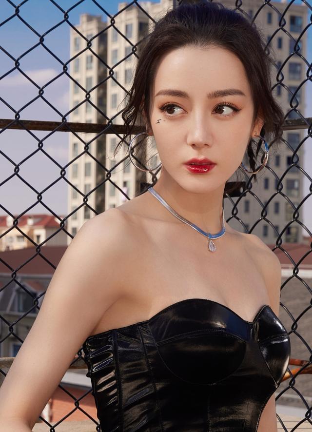 热巴穿低胸装性感又迷人,真是又酷又飒