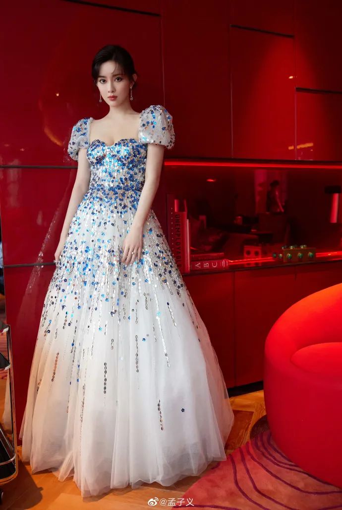 孟子义晒美艳写真大秀事业线,太性感迷人了!