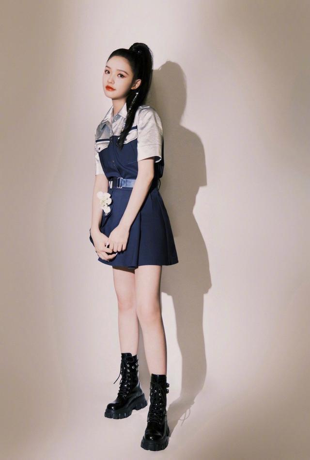 林允穿衬衫裙秀腿，钻石链条马尾成亮点