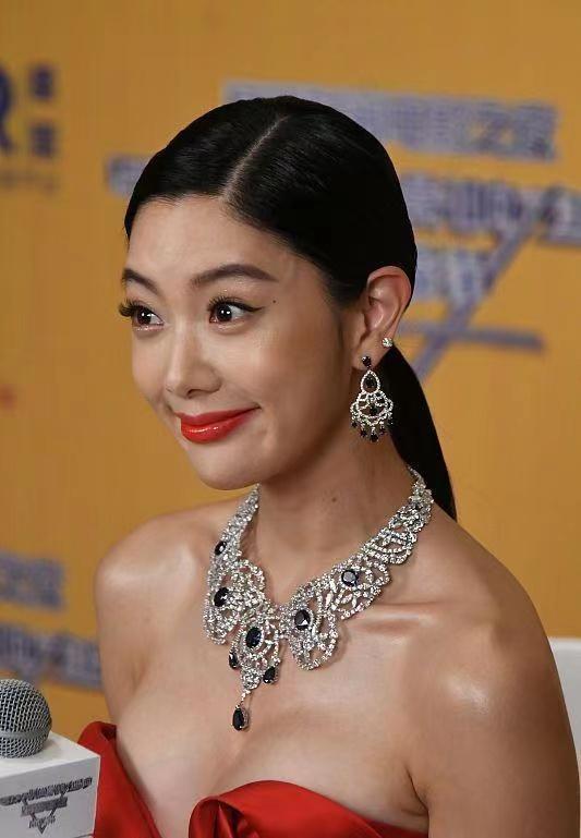 克拉拉的身材好惊艳,穿鱼尾连衣裙凹造型比例完美