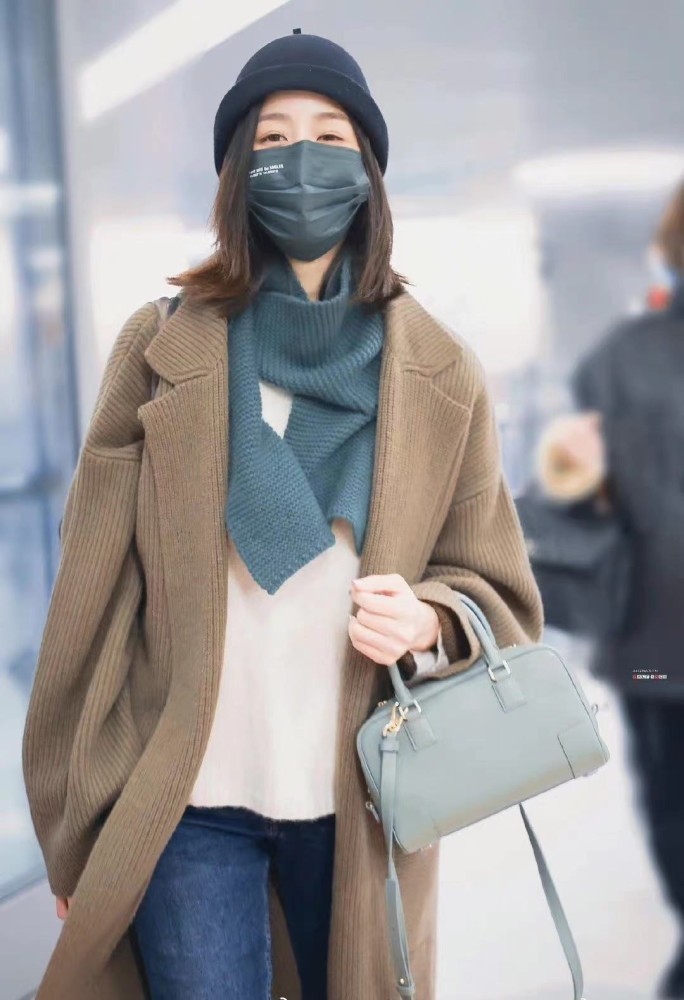 张钧甯机场街拍:大衣牛仔裤打扮保暖又拉风,穿出了时尚高级风