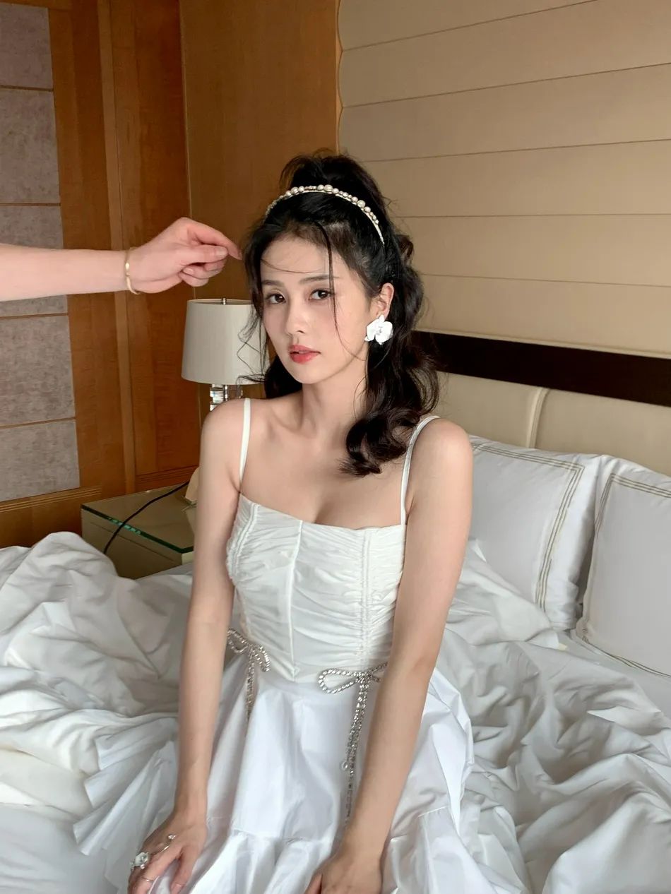 白鹿穿白色蓬蓬裙超甜美!肤白貌美性感可人