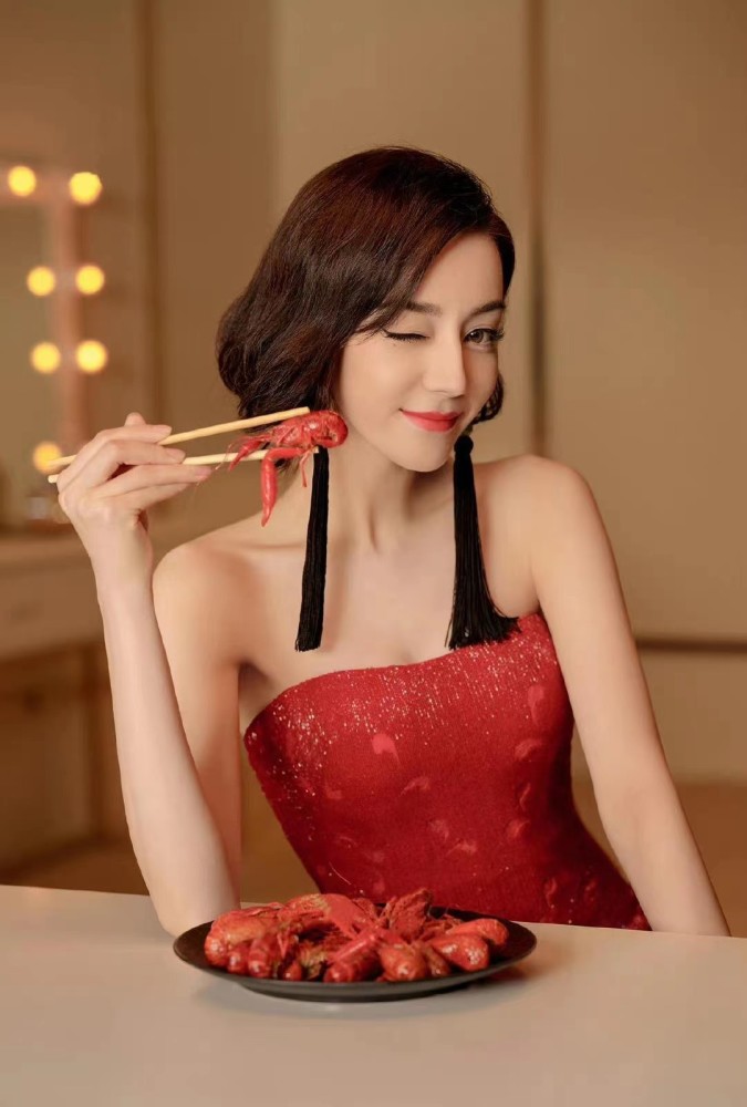 热巴红毯秀短发造型显老,美感全靠身材撑