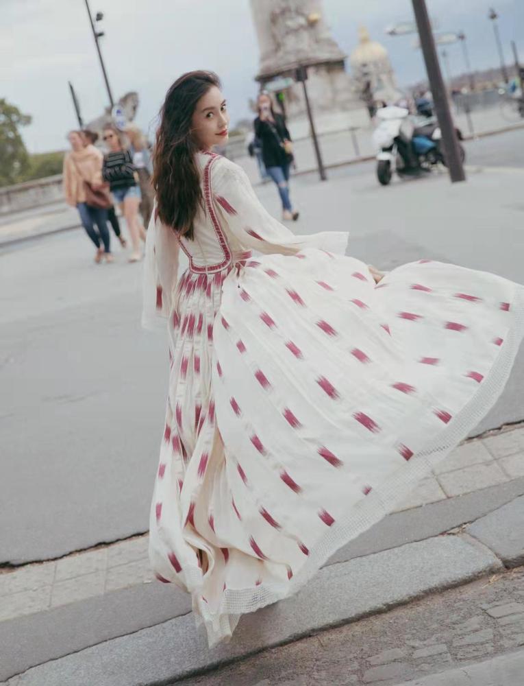 杨颖霍思燕隔空撞衫,同一款宫廷复古印花连衣裙谁穿更好看