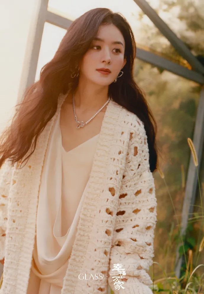 赵丽颖穿镂空毛衣搭配连衣裙，气质愈发大气从容