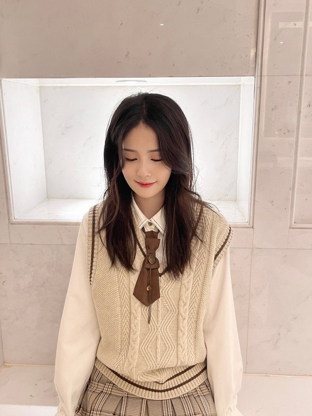 白鹿穿学院百褶裙像“未成年”!轻松打造甜美可爱风