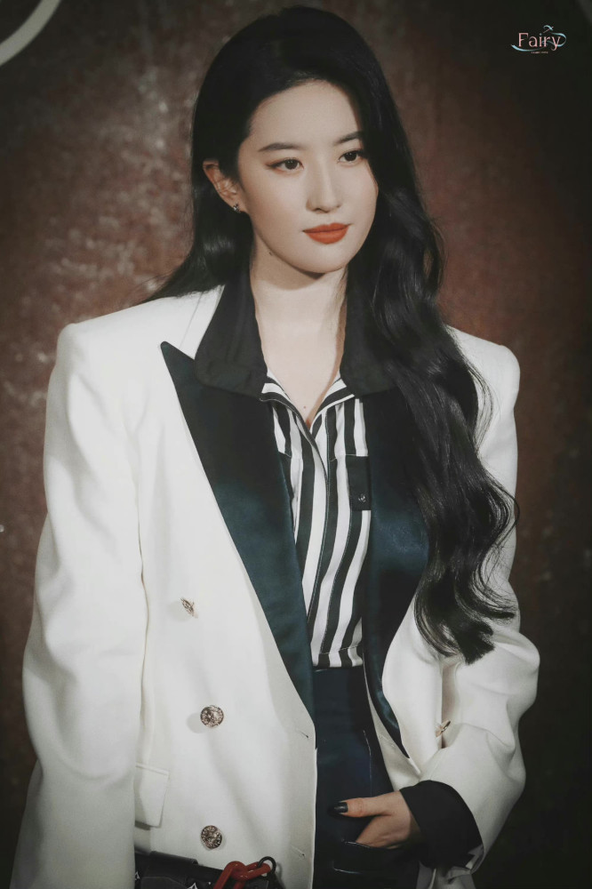 LV大秀还得看刘亦菲！西装皮裤造型不穿礼裙也惊艳