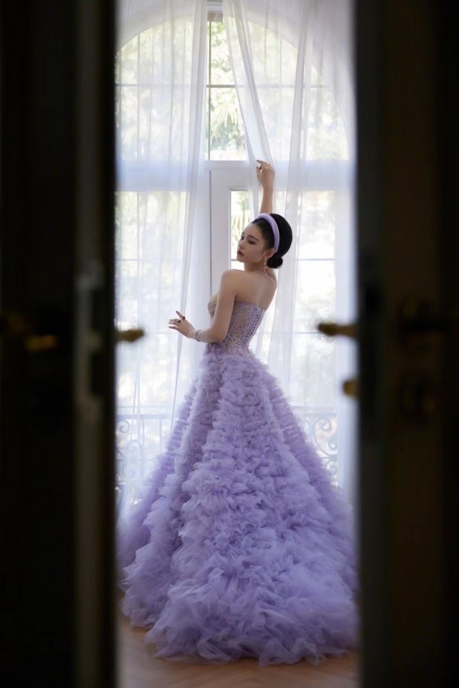 林允穿多肉葡萄紫纱裙走“禁欲风”,举手投足都撩人