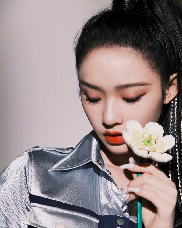 林允穿衬衫裙秀腿，钻石链条马尾成亮点