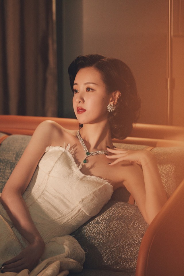 陈都灵穿白色刺绣小礼裙,佩戴高级珠宝好大气