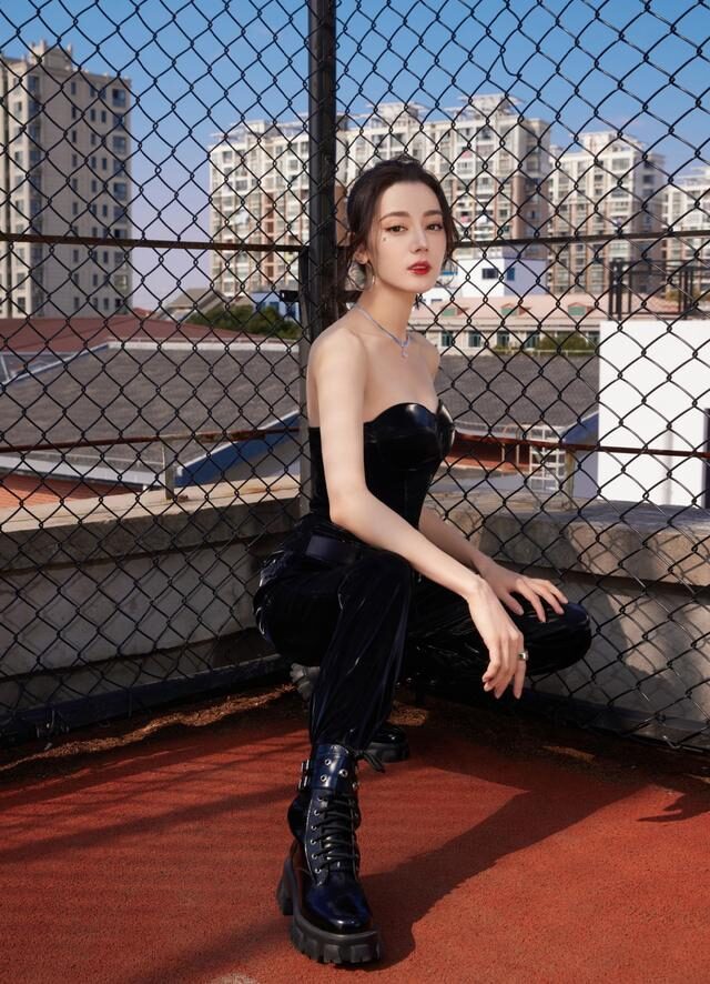 热巴穿低胸装性感又迷人,真是又酷又飒