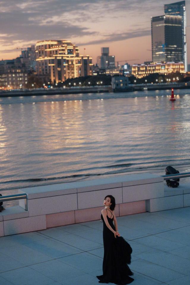 宋茜穿吊带裙打扮优雅魅惑，外套披着不穿超个性