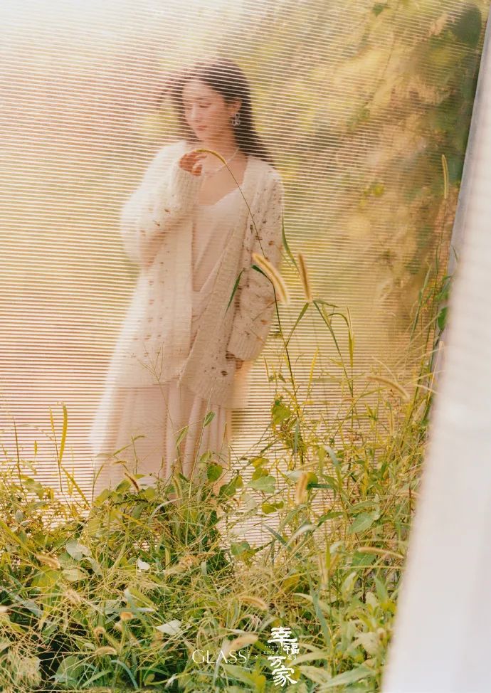 赵丽颖穿镂空毛衣搭配连衣裙，气质愈发大气从容