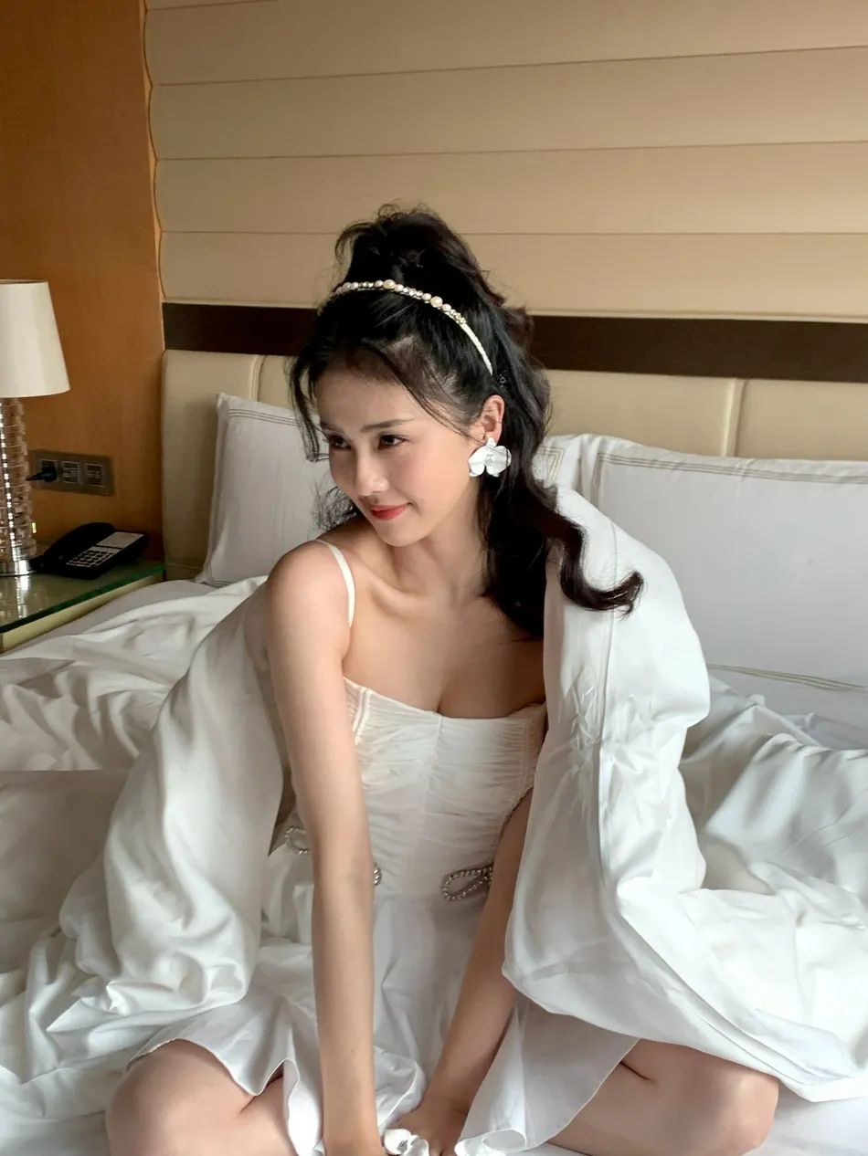 白鹿穿白色蓬蓬裙超甜美!肤白貌美性感可人