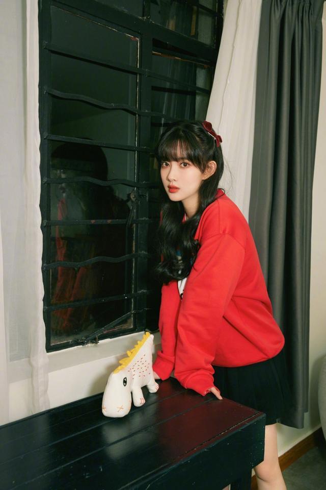 孟子义穿卫衣搭配百褶裙装扮学生妹，青春减龄少女感十足 时尚 第1张
