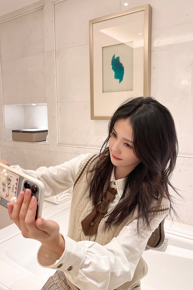 白鹿穿学院百褶裙像“未成年”!轻松打造甜美可爱风