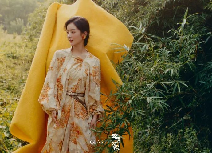 赵丽颖穿镂空毛衣搭配连衣裙，气质愈发大气从容