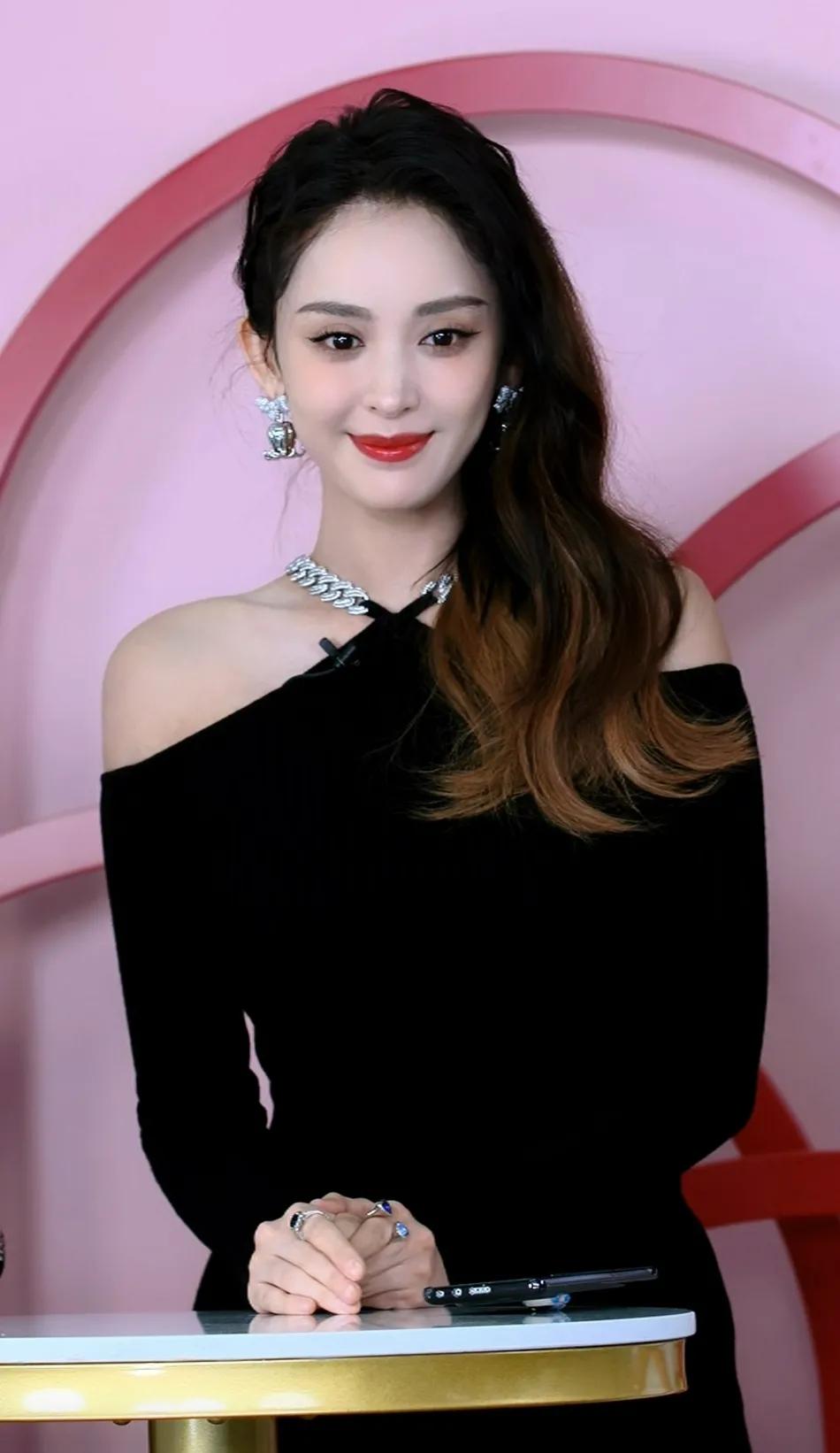 古力娜扎穿纯黑长裙真美艳!展露香肩性感御姐魅力十足