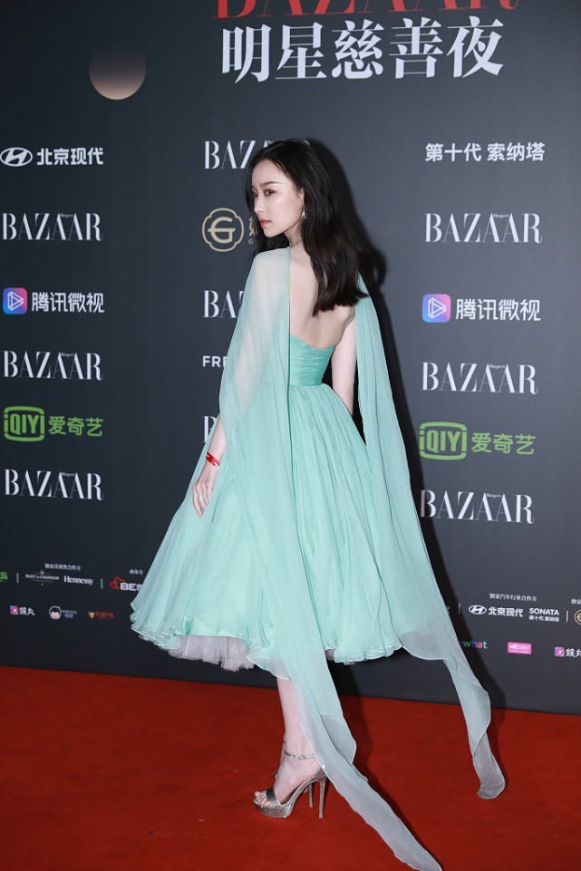 气质“冷艳”的倪妮穿修身裙造型精致大气,女人味十足