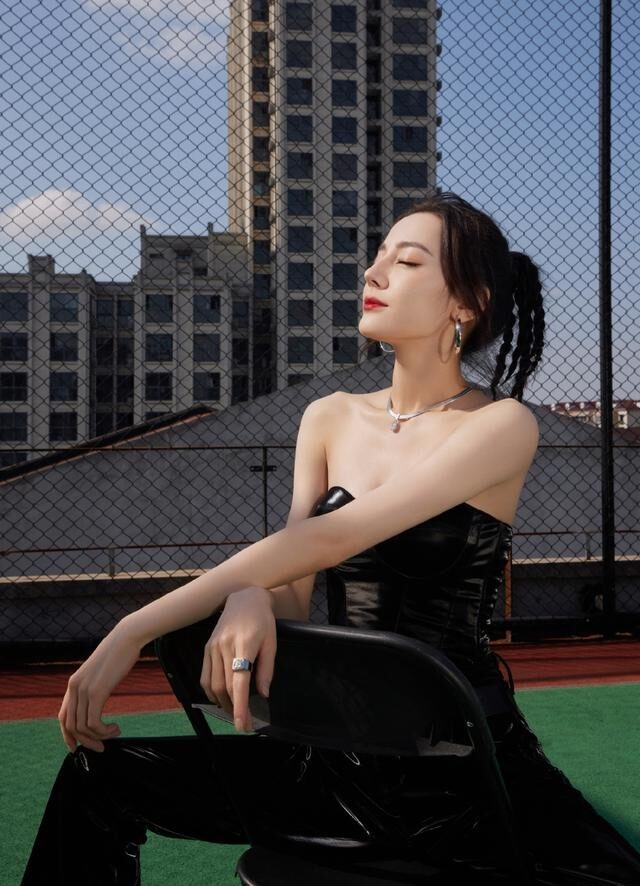 热巴穿低胸装性感又迷人,真是又酷又飒