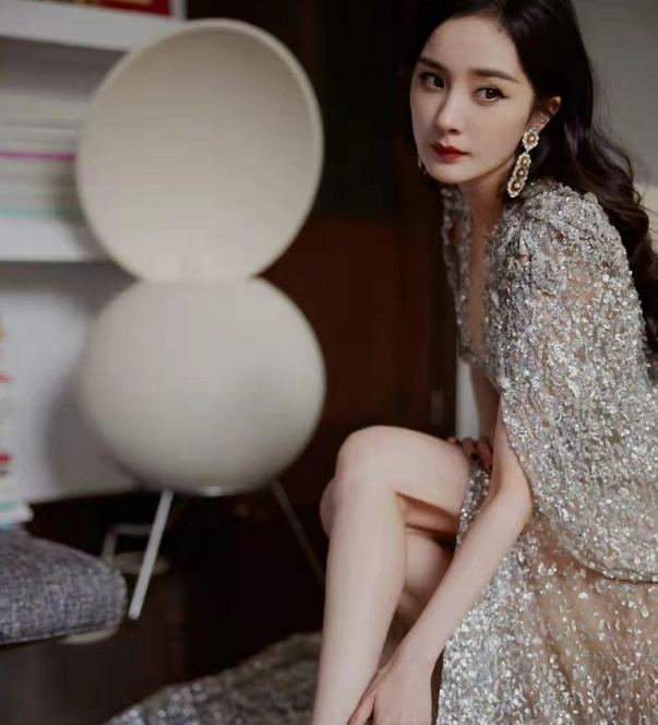 ELLE风尚大典明星造型:迪丽热巴造型吸睛,钟楚曦人间富贵花