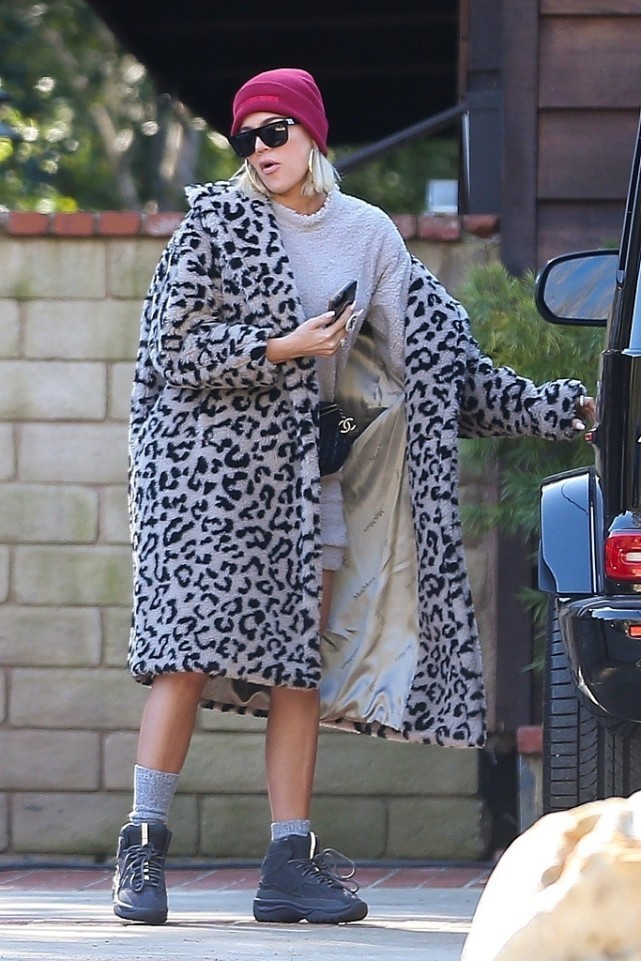 欧美街拍:今年冬季泰迪熊大衣,谁穿都显瘦好看