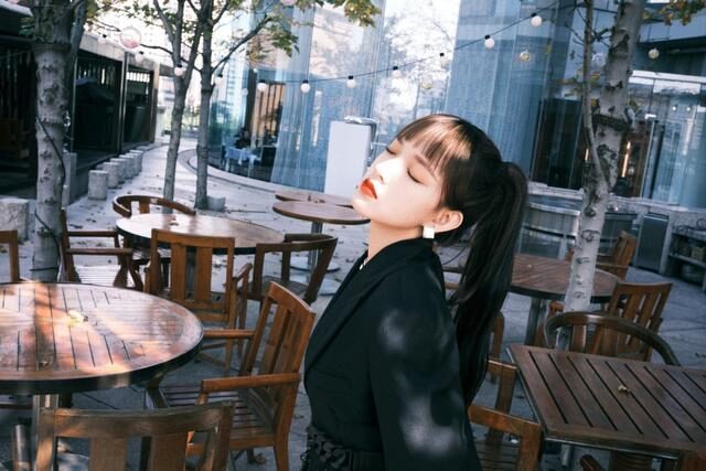 程潇穿西装大胆扮下衣失踪，双腿火辣惹眼