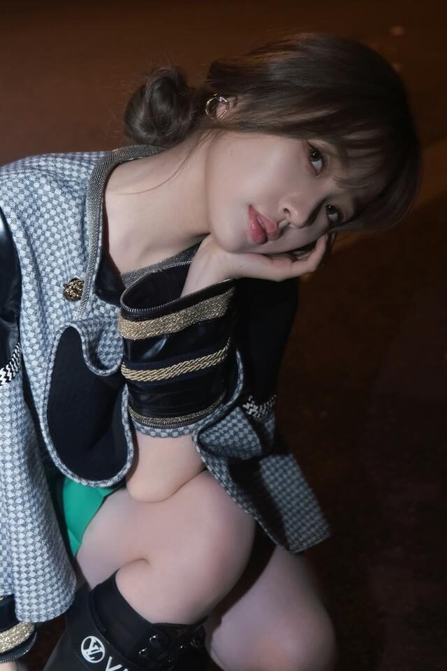 虞书欣冬天还穿小短裙秀腿,纯欲风打扮满分