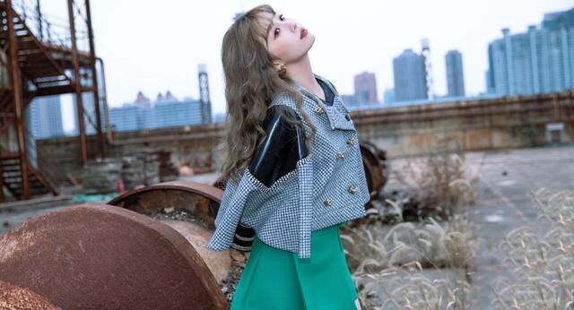 虞书欣冬天还穿小短裙秀腿,纯欲风打扮满分