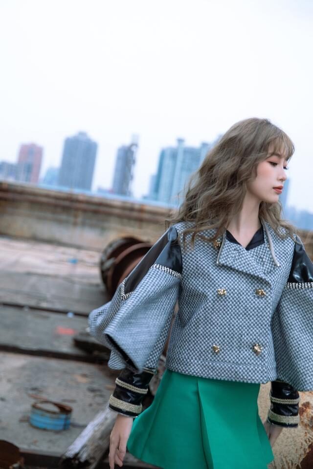 虞书欣冬天还穿小短裙秀腿,纯欲风打扮满分