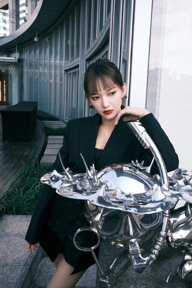 程潇穿西装大胆扮下衣失踪，双腿火辣惹眼