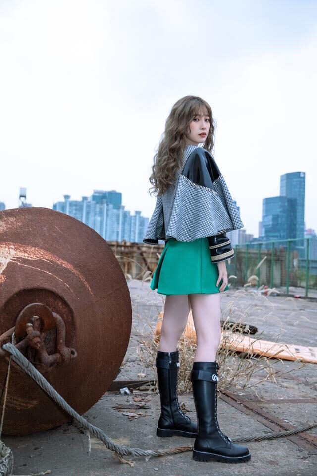 虞书欣冬天还穿小短裙秀腿,纯欲风打扮满分