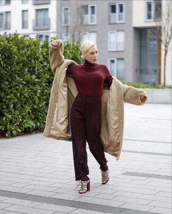 欧美街拍:今年冬季泰迪熊大衣,谁穿都显瘦好看