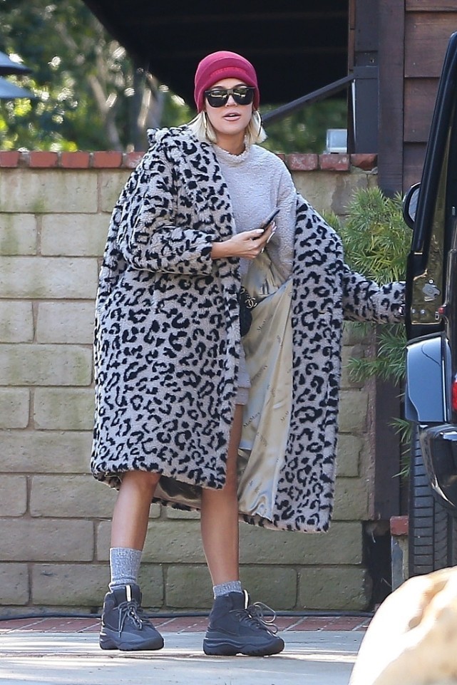 欧美街拍:今年冬季泰迪熊大衣,谁穿都显瘦好看