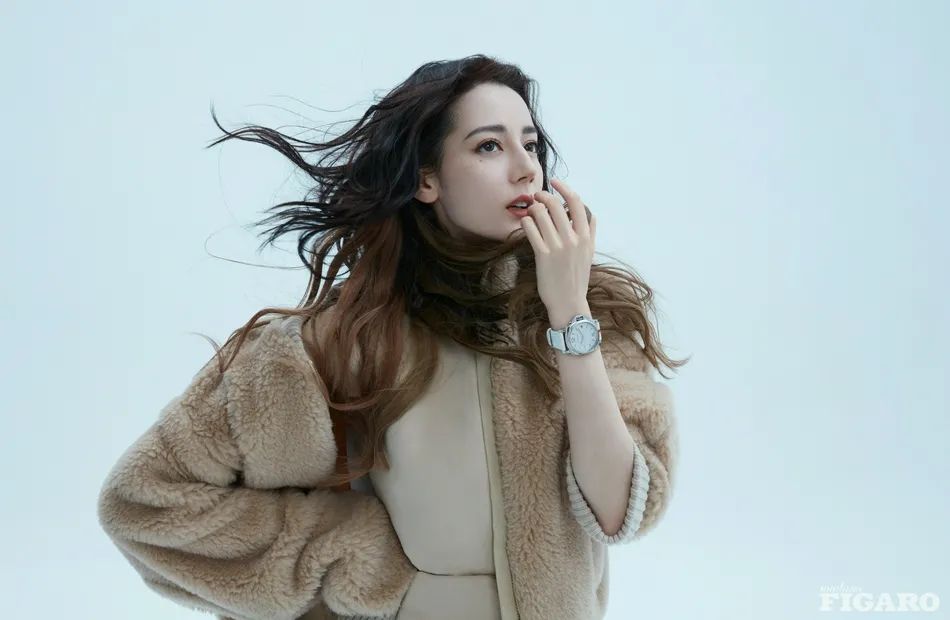 迪丽热巴杂志美图超妩媚!身材性感优雅动人