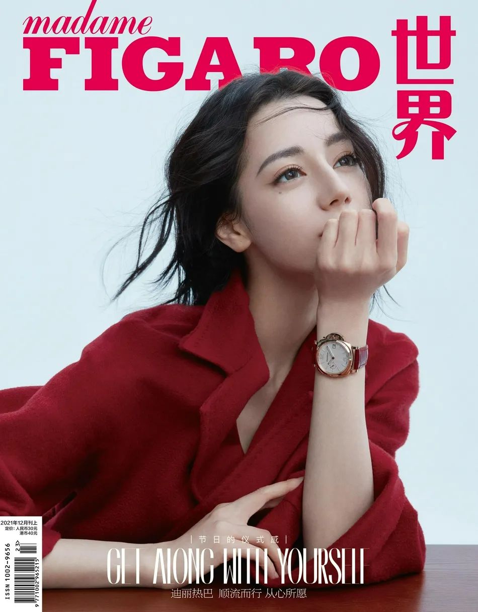 迪丽热巴杂志美图超妩媚!身材性感优雅动人