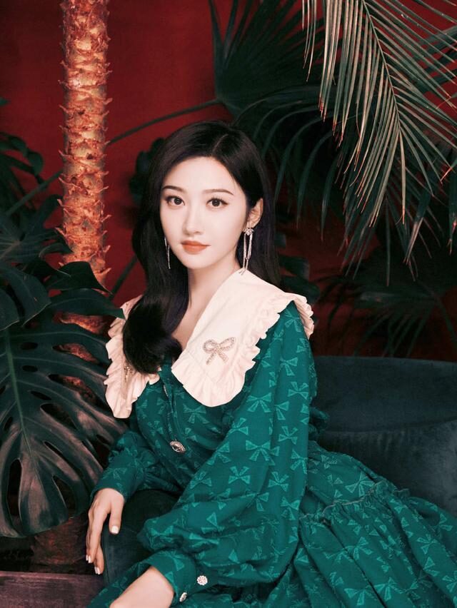 景甜录新综艺造型穿娃娃领短裙减龄又温柔,漫画腿又细又白