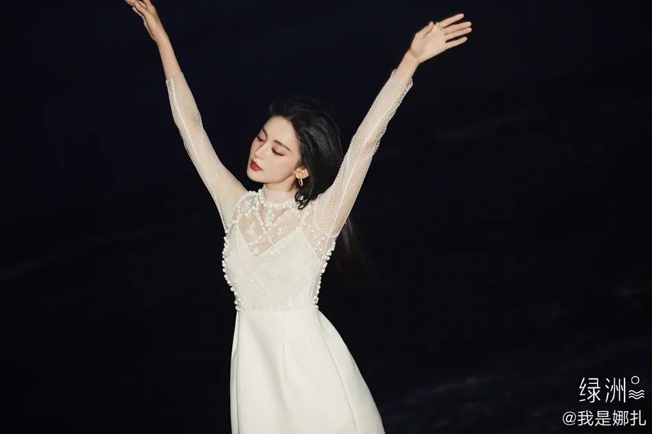 娜扎穿白色珍珠连衣裙超甜美！雪肤玉貌性感撩人
